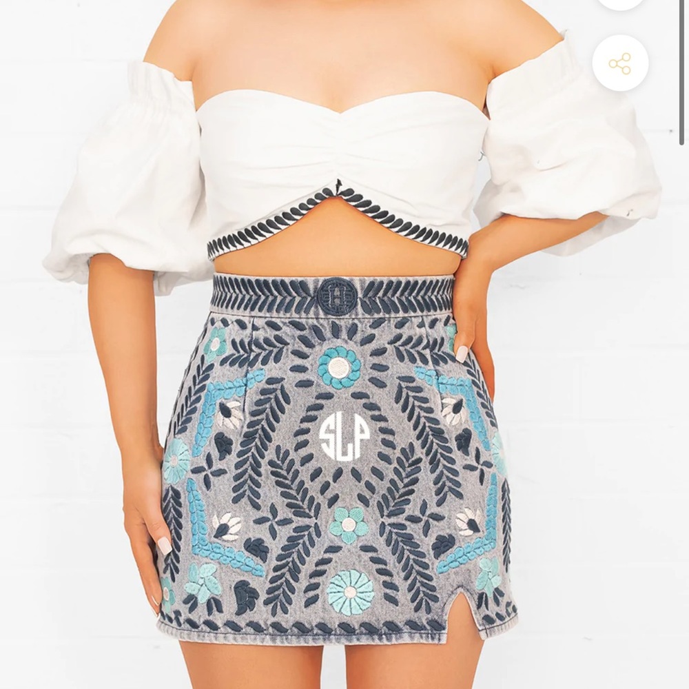 New with tags Herencia embroidered set!